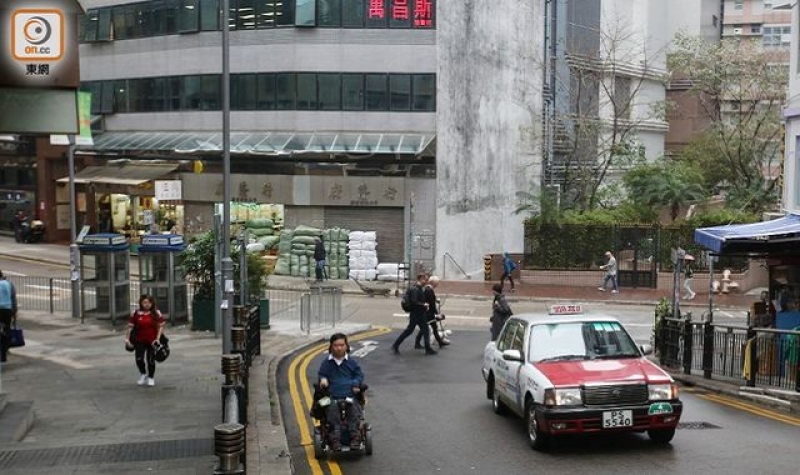 於西營盤下車步行往東華醫院時，迫不得已要出馬路。