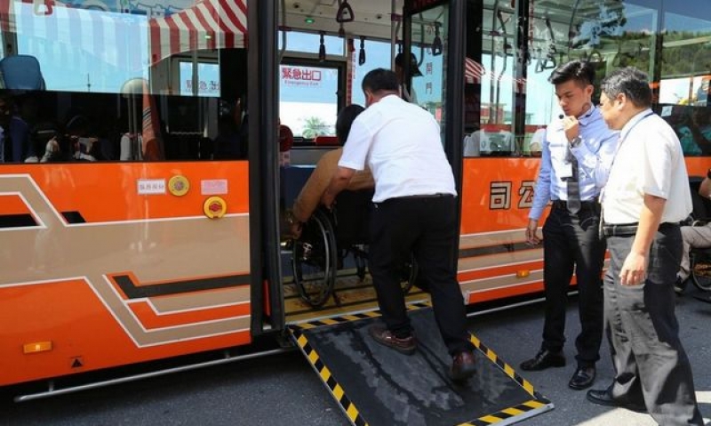 花蓮汽車客運公司26日舉辦「有心‧無礙‧出遊趣」無障礙車輛推廣觀摩會，邀請花蓮縣脊髓損傷福利協進會理事長彭儀珠及多名成員搭乘體驗，讓輪椅族直呼好方便。