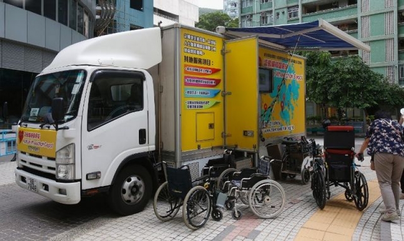 香港輪椅輔助隊提供流動輪椅服務車服務，為輪椅使用者免費檢查輪椅。