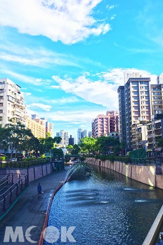  台中的柳川水岸成为近期的热门景点，将原本污染严重的恶臭水沟，摇身一变改造成台中的打卡新热点。除了柳川水岸外，位在新北新庄区也有一处宛如新北版柳川的唯美水岸，中港大排为北新庄主要排水路，规划绿之生、风