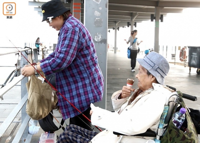 婆婆只需享受钓鱼乐，家人则在旁打点一切