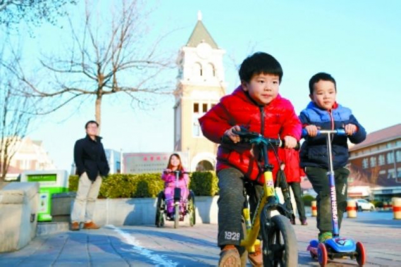 幼兒園放學後，隋毅和家人陪著孩子在樓下小花園玩耍，這是一家人最快樂的時光