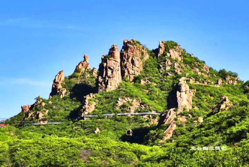 辽宁朝阳北票大黑山 推著轮椅带父母登山