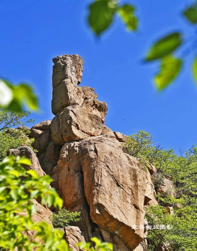 辽宁朝阳北票大黑山 推著轮椅带父母登山