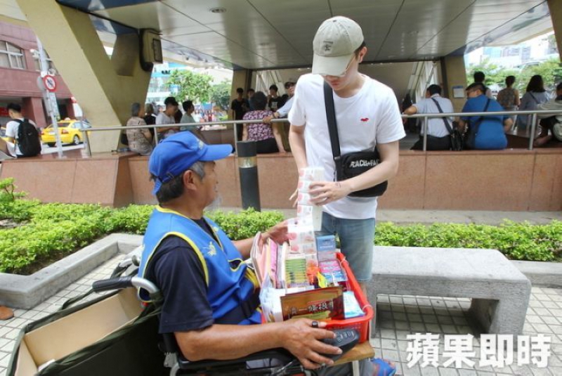 在府中站的余先生又遇到1位购买的客人