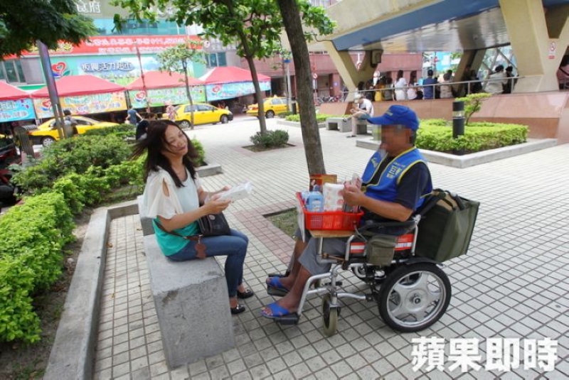 余先生在捷运府中站卖了整个下午终于遇到1位女客户掏钱购买