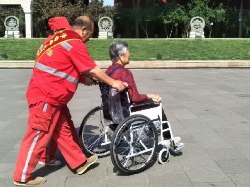 暖心！邢台广场志愿服务站添设便民轮椅