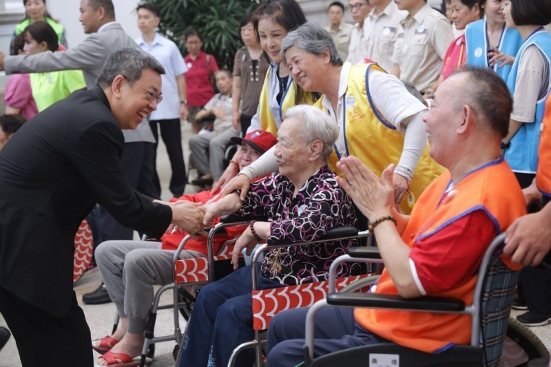 台北市社区银发族长期照顾发展协会今天带著爷奶参访总统府，蔡英文总统及副总统陈建仁前来与爷奶握手合影