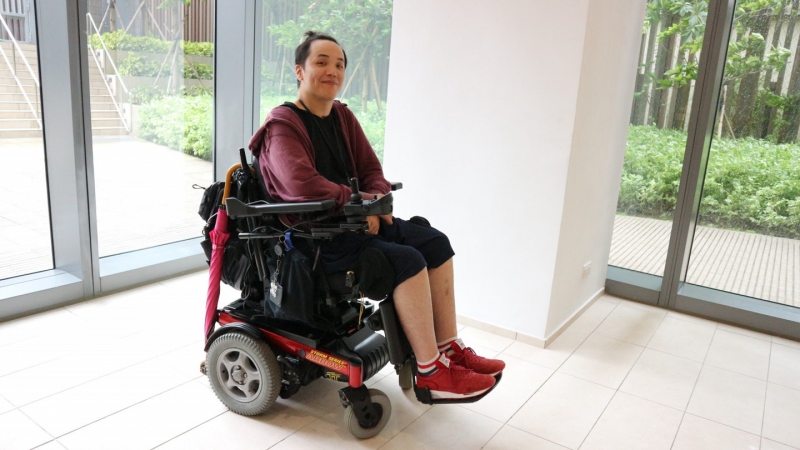 威仔早年同样因游泳意外致腰椎受捐。坐电动轮椅的他，曾因乘飞机把轮椅寄仓，被航空公司弄坏度身订造的轮椅。于轮椅人士，原来每一次去旅行也是一种风险。