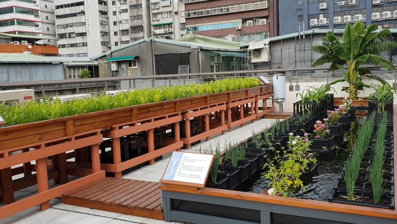 「復華照顧咖啡館」頂樓的花園也特別為長者設計，其中的高架種植，讓身體衰弱的長輩種菜免彎腰，即使輪椅族也可以享受蒔花種草的樂趣，是非常貼心的設計。