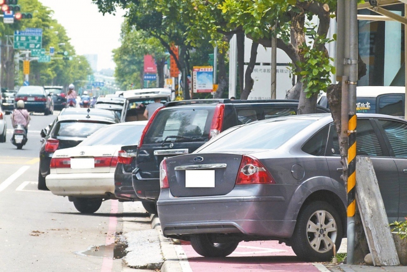 桃園市文中路往蘆竹、中壢方向人行道成了停車場