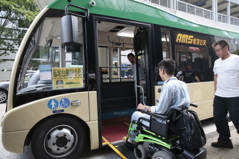 首架低地台小巴由進智公交營辦，來往堅尼地城至瑪麗醫院的54M路線.