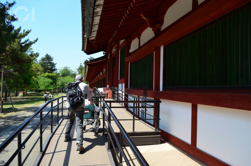 奈良东大寺正门旁边的「无障碍斜路」