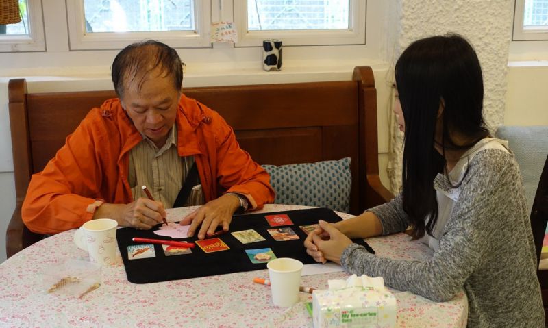 陈爸爸于「开心茶座」中，除了饮咖啡，还会分享自己的情绪压力