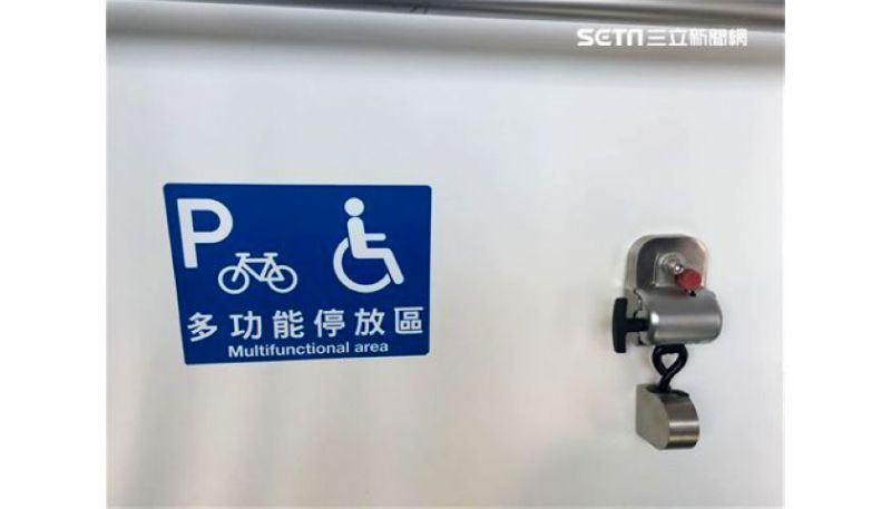 輕軌車廂有一處「多功能停放區」