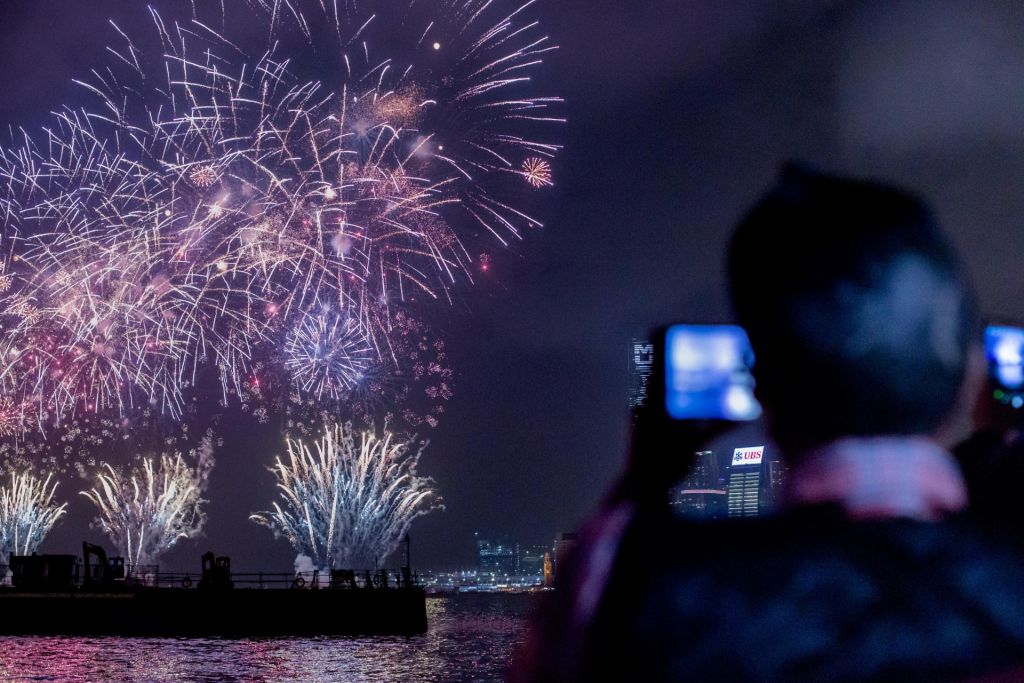 親身感受煙花劃過漆黑夜空的震撼，令阿曉十分興奮