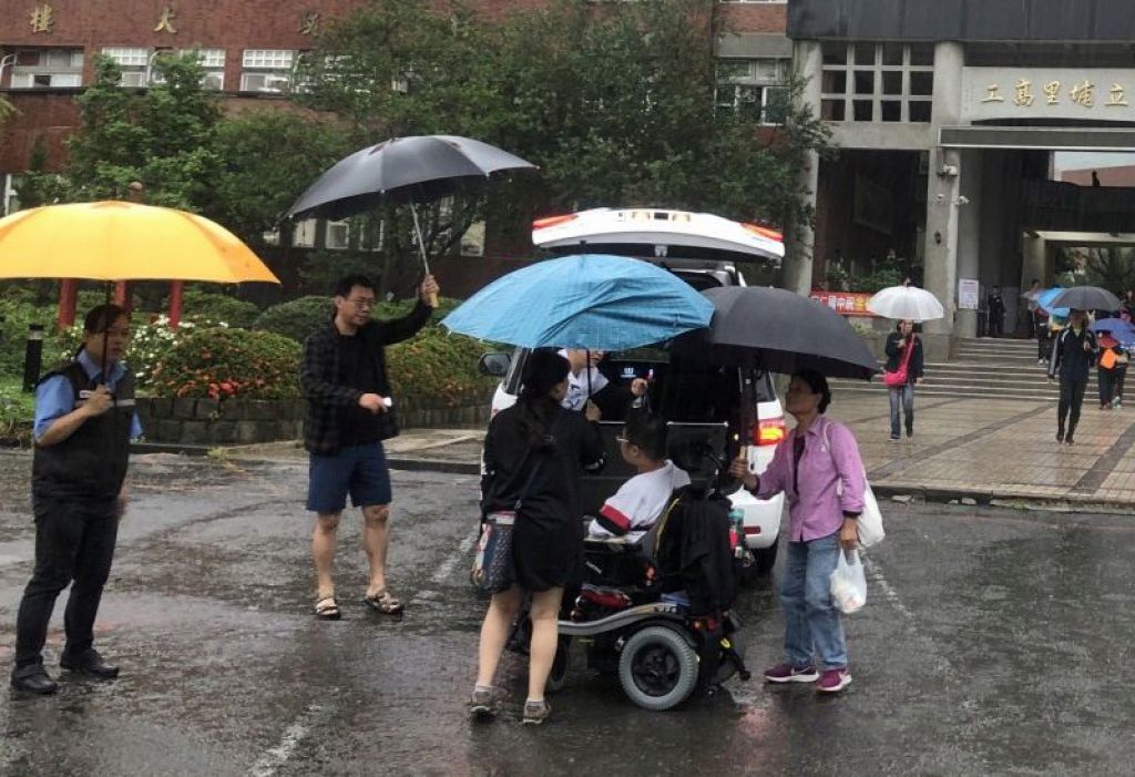 雨神同行！国中会考登场 南投考生雨中赶考