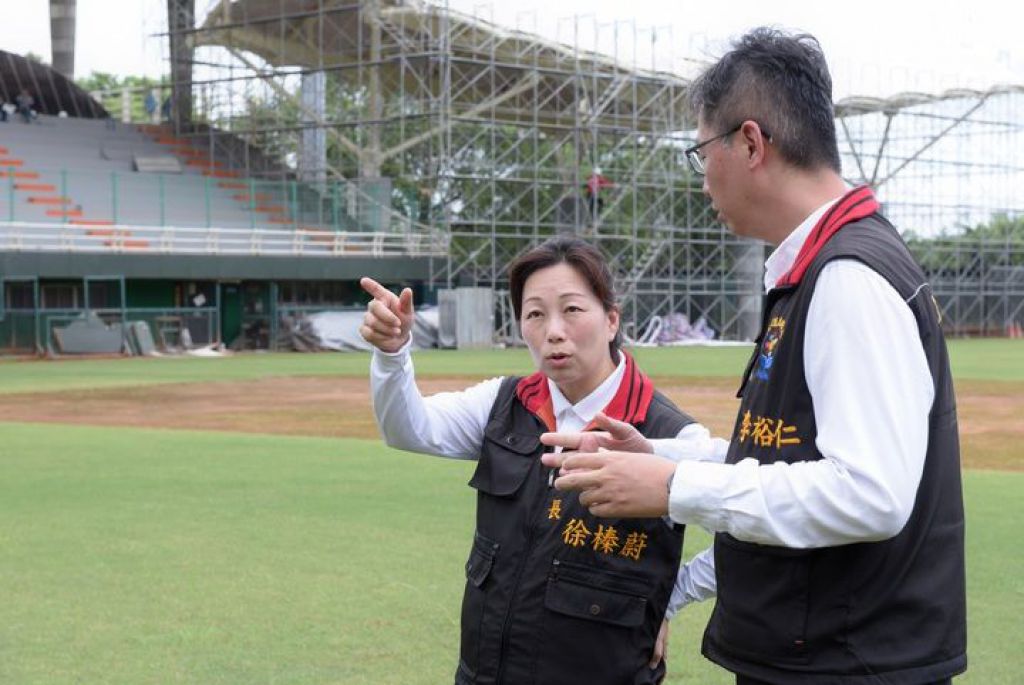 影／才花8700萬元整修 花蓮棒球場頂棚昨漏水