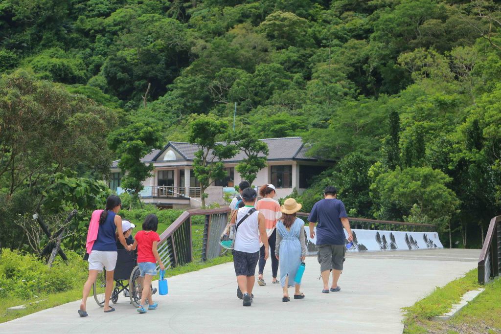 屏东林管处推动「森林游乐区无障碍旅行」，改善狮子乡双流国家森林游乐区滨溪左岸休憩设施及景观工程，让身障者享受「畅行无阻」的山林疗愈之旅