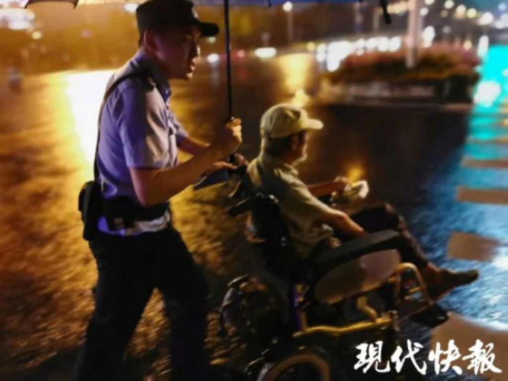 暖心一公里！轮椅老人雨夜迷路民警撑伞推其回家