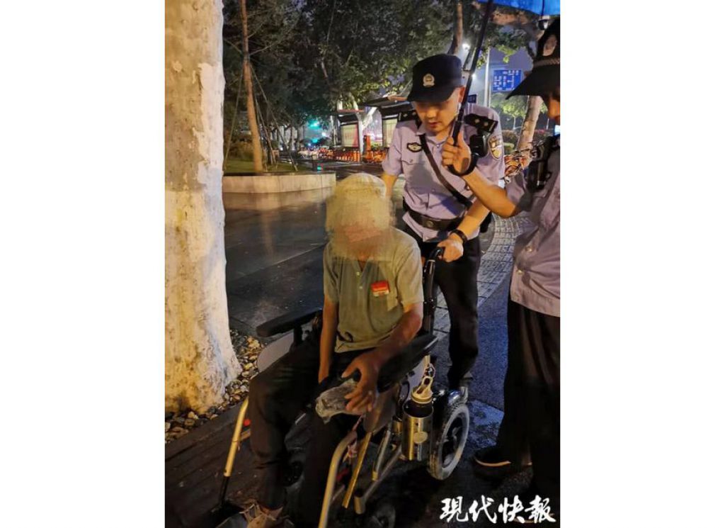 暖心一公里！輪椅老人雨夜迷路民警撐傘推其回家