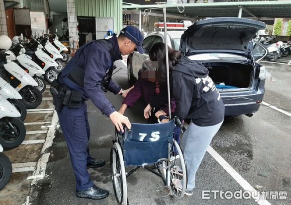 看護風雨中推輪椅婦好茫然　平鎮警帶回派出所照料