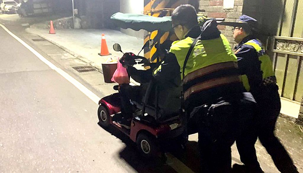 八旬翁轮椅车断电卡马路 淡水暖警热心推车助脱困