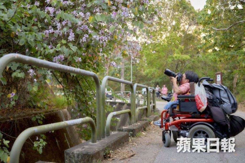 【季节限定】从抗争现场影到香港山野 跟轮椅摄影师闯石岗军营「上山最怕唔系坐轮椅，系急尿！」