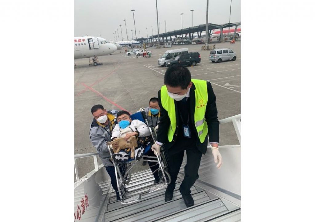 成都航空工作人员正在服务旅客