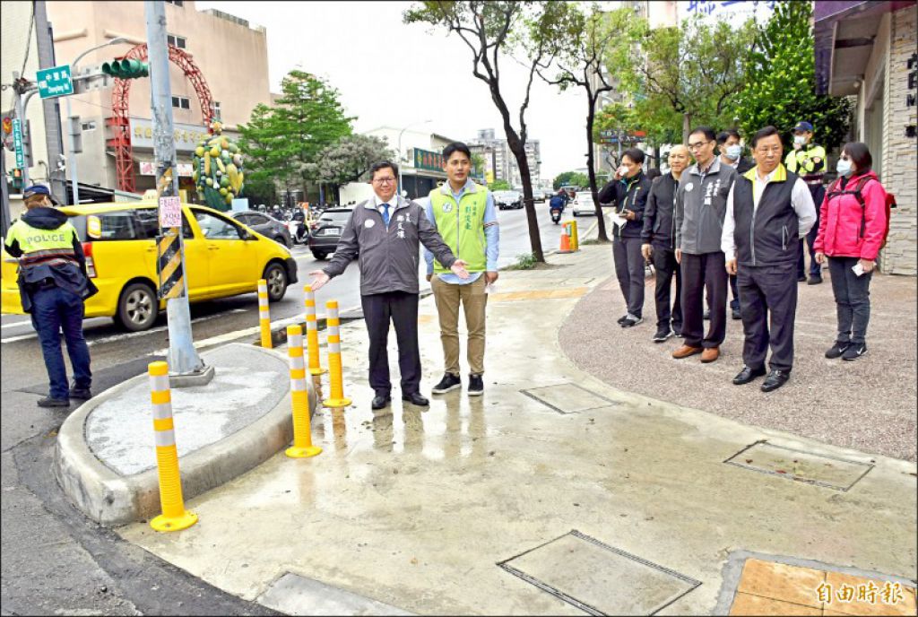 市府養護工程處辦理「銀河水岸亮點計畫工程」，市長鄭文燦現勘，肯定新增人行道島頭設置，讓行人走得更安全。