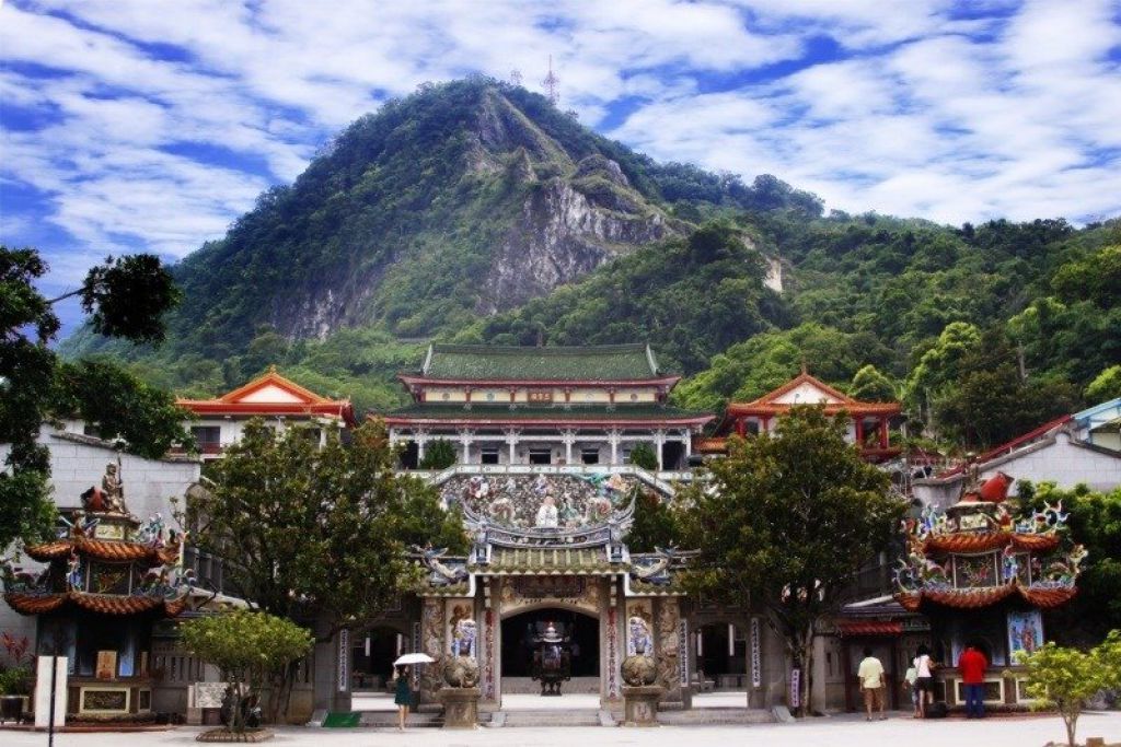 火山碧雲寺古剎，依山綿延而建，氣勢磅礡。