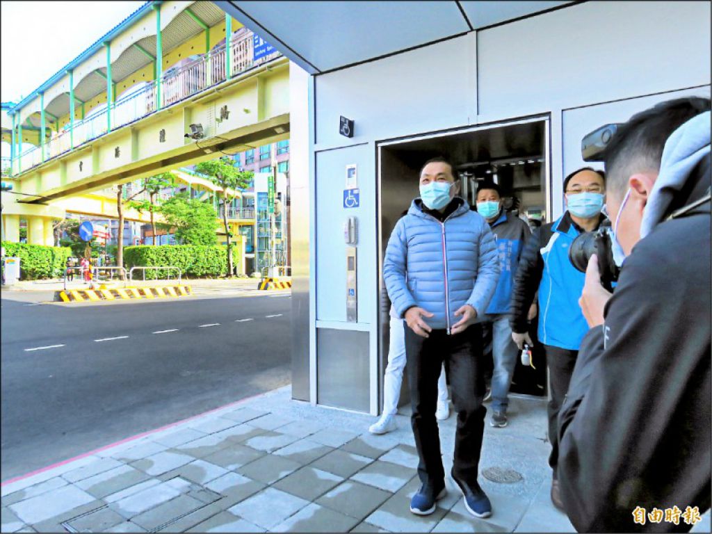 新北市长侯友宜昨天视察重阳陆桥增设电梯