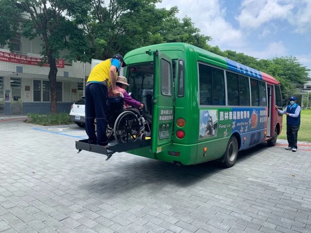 凤林镇有公路总局补助的幸福巴士，串连镇上东、西线的交通接驳网络，自动化防滑功能的升降平台，让行动不便的民众上下车放心