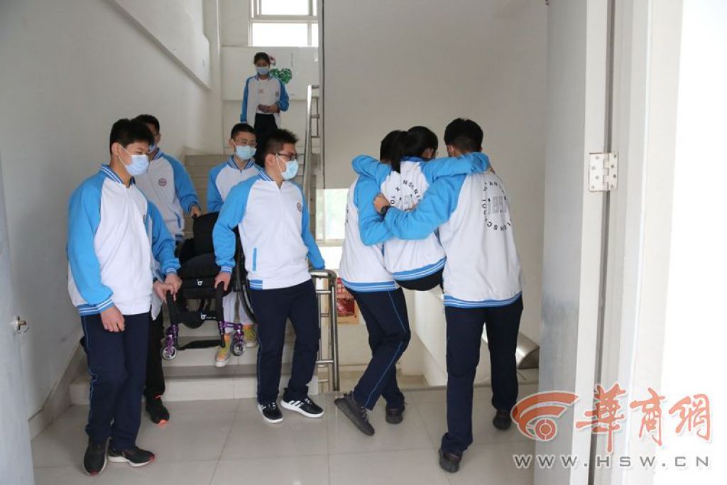 感恩有你们！西安高一女生坐轮椅求学同学们每天抬她上下楼