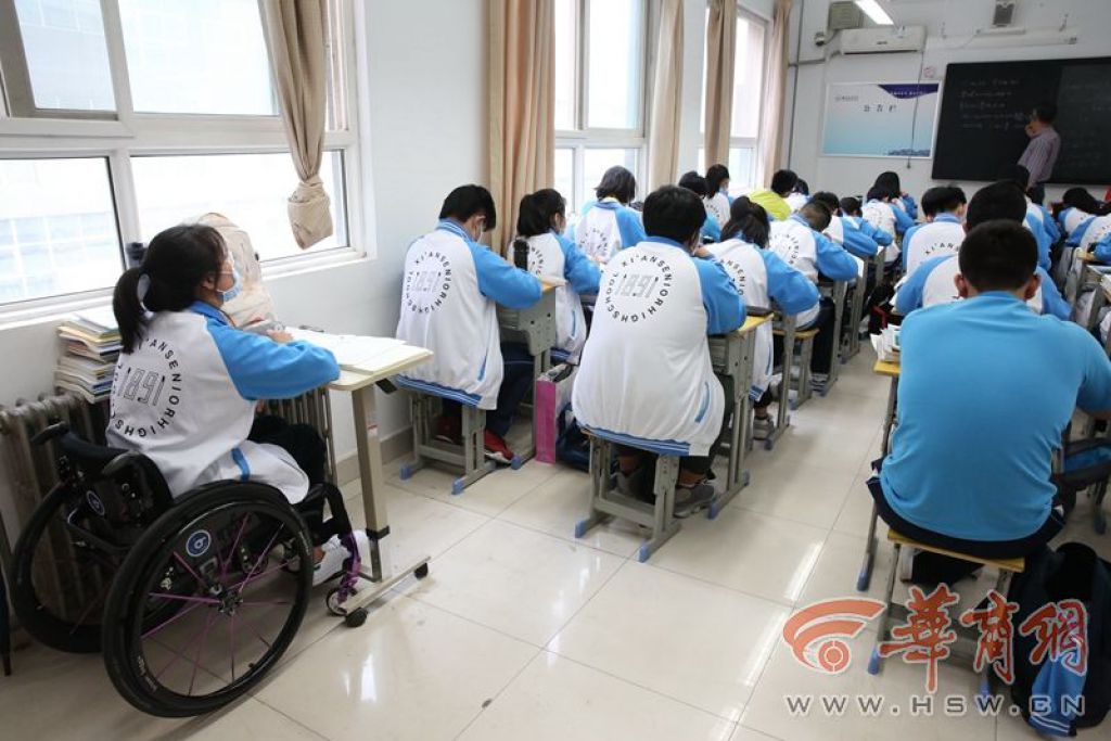 感恩有你们！西安高一女生坐轮椅求学同学们每天抬她上下楼