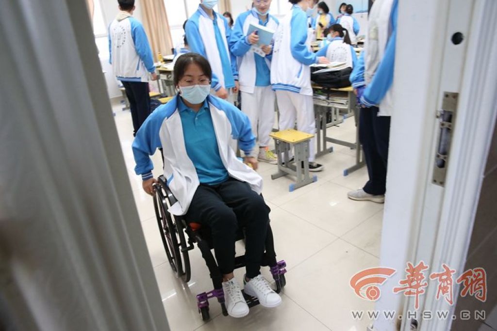 感恩有你们！西安高一女生坐轮椅求学同学们每天抬她上下楼