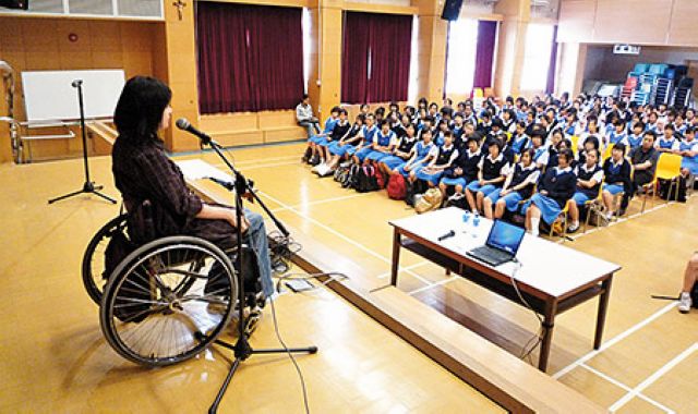 Rabi以自己的經歷勉勵一眾學生，在逆境來襲的時候也不要放棄希望