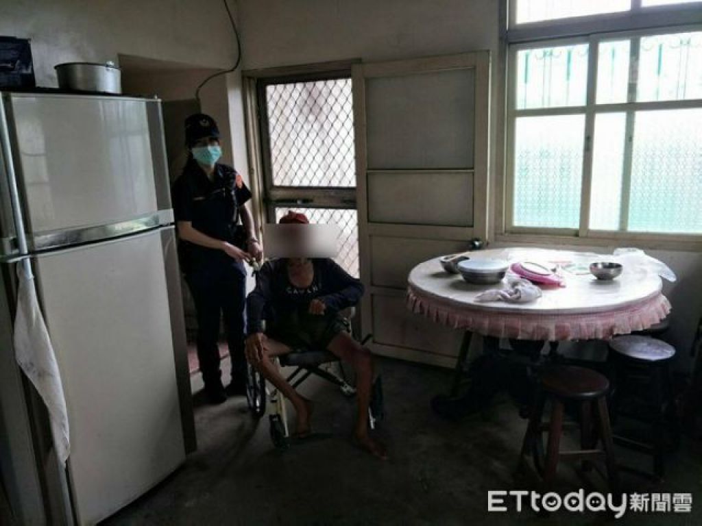 8旬老翁自推轮椅买口罩　体力不支停路边...女警推4公里助返家