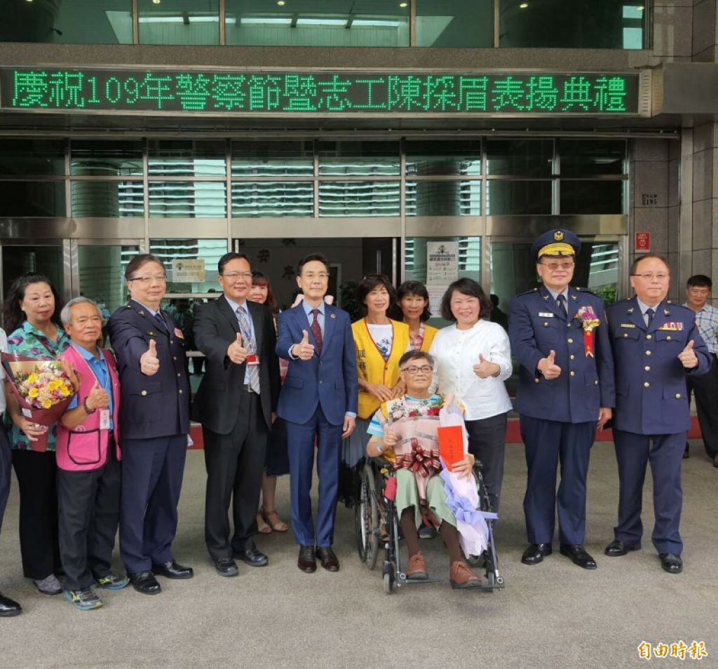 陳採眉獲嘉市警局績優志工殊榮（坐輪椅者），市警局體恤她的身體狀況，特別將頒獎會場安排在警局大門口。