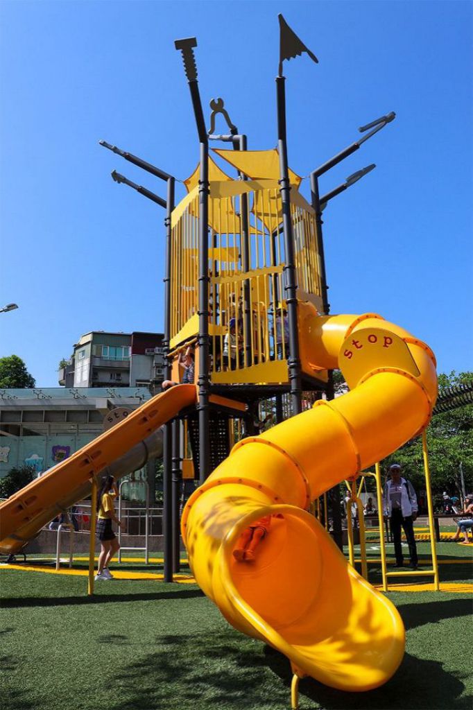 附近有許多工廠聚集的建成公園，其溜滑梯頂端裝飾著工具造型