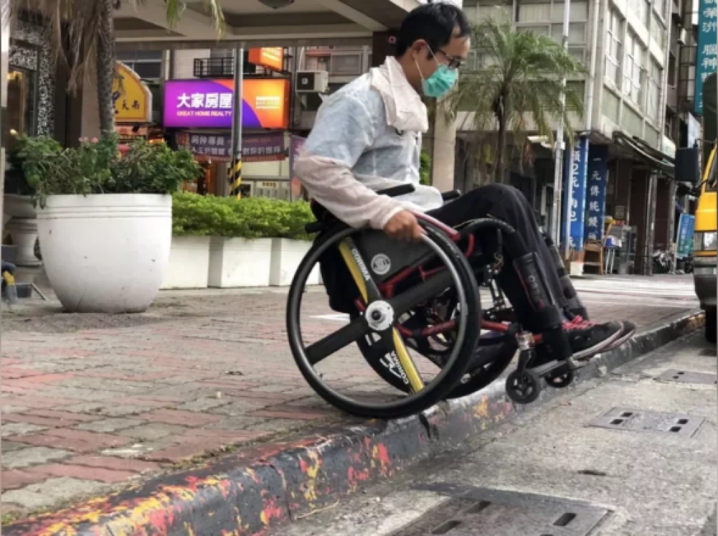 騎樓被占用 輪椅族與機車爭道