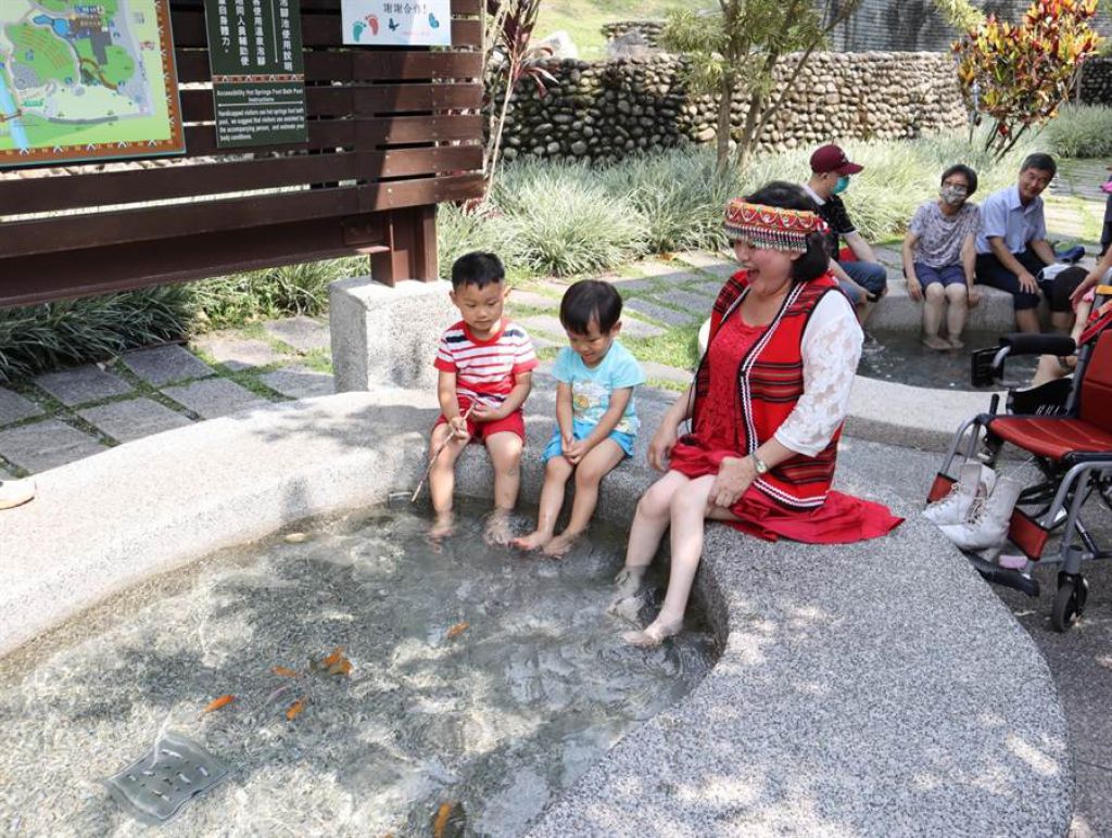 谷關溫泉公園泡腳池的高度、深度、扶手等採行通用設計，方便長輩及輪椅族使用