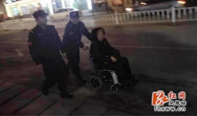 粗心女兒忙拍照丟了親爹民警推輪椅陪老人漫步