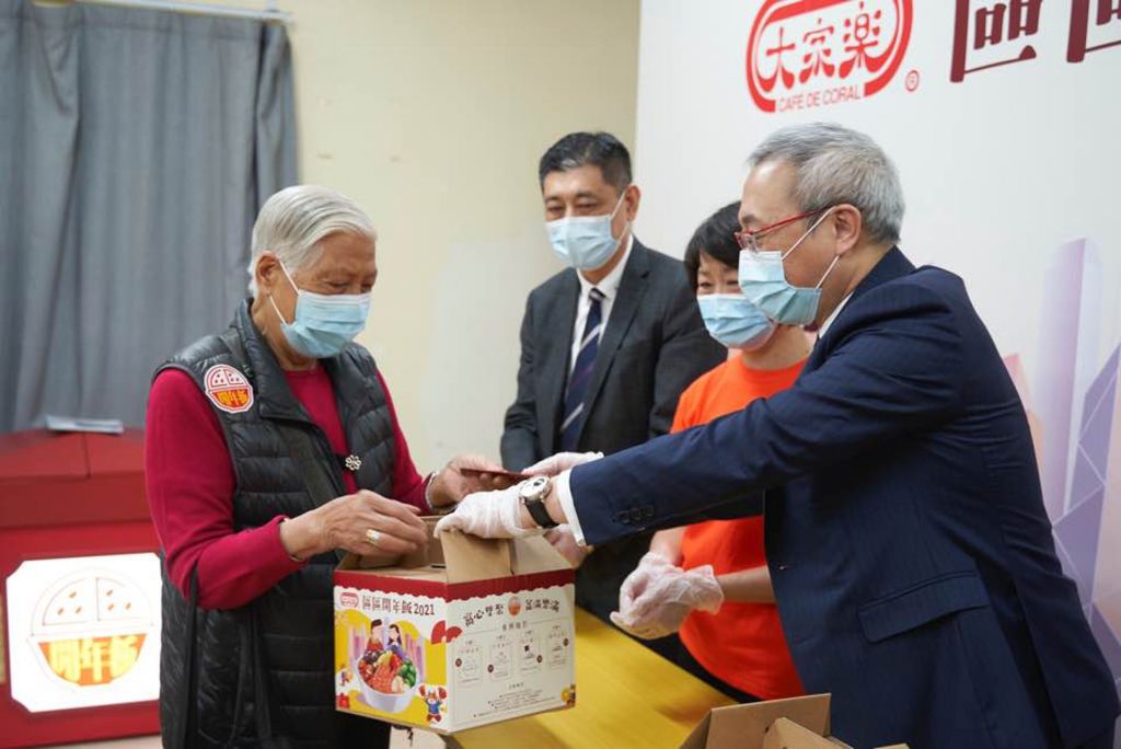 大家樂集團首席執行官羅德承，於活動向長者派發盤菜。