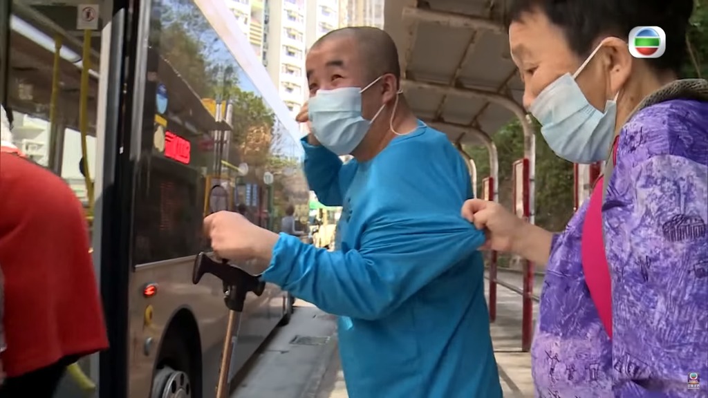 志傑喜歡搭巴士看風景。