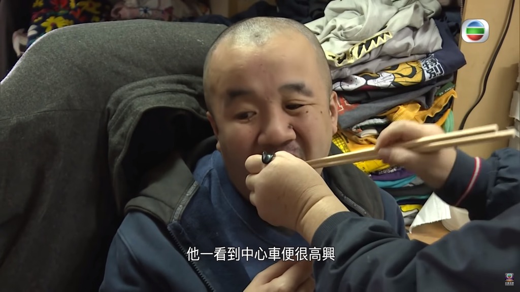 食早餐後就要搭中心車準備上課。