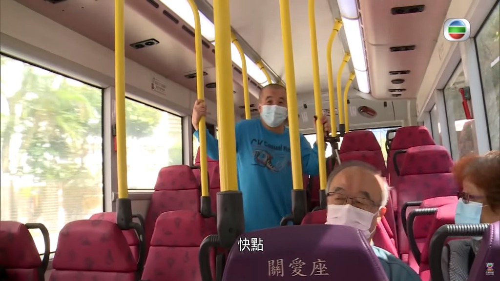 一上到巴士就手舞足蹈。
