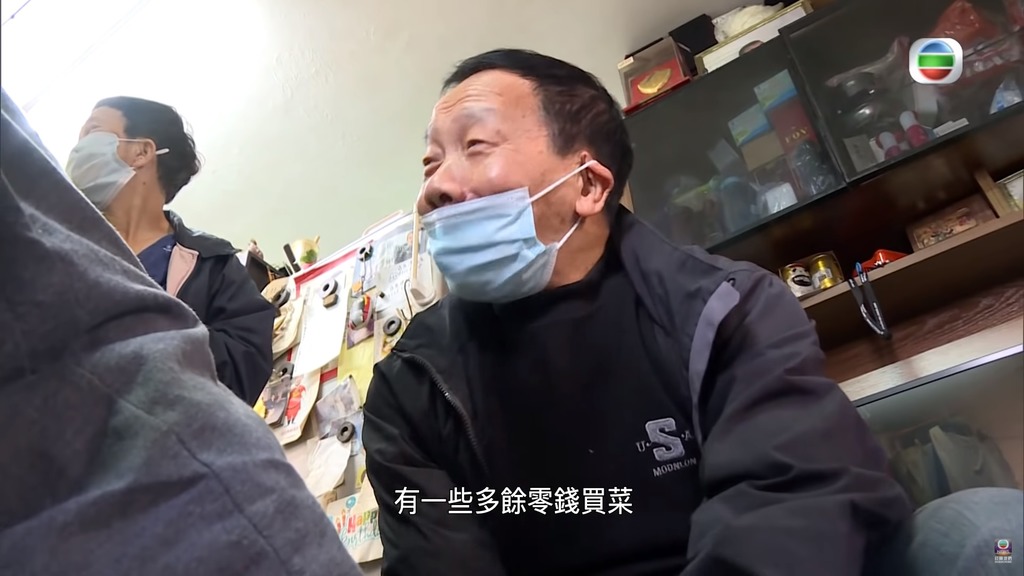 劉生面帶微笑看著兒子，似不覺辛苦。