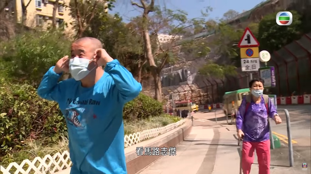 可以出門，志傑很高興，行動不便的媽媽難以跟上他的步伐。