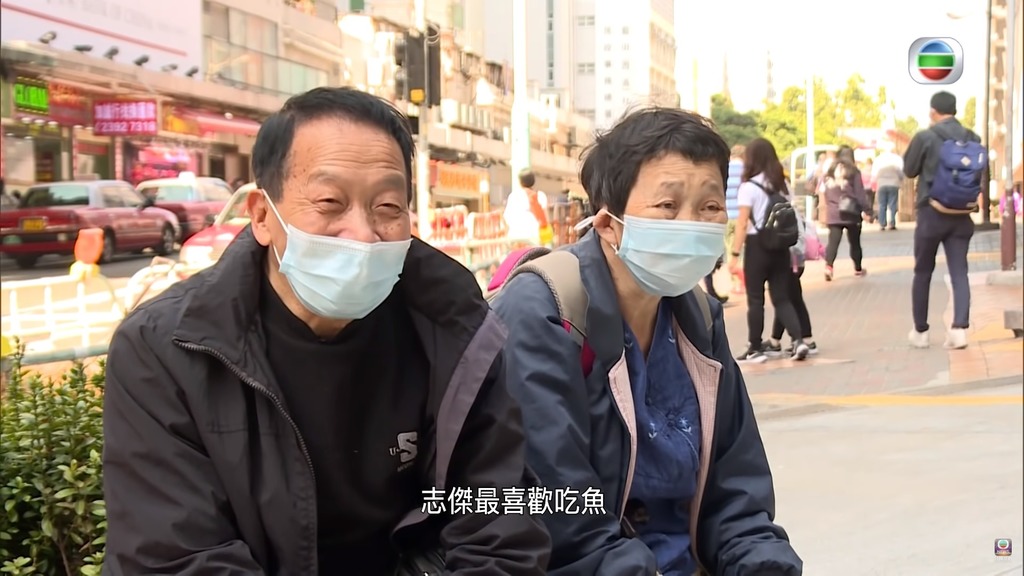 在街市買了菜和魚，爸爸說:「志傑最喜歡食魚。」